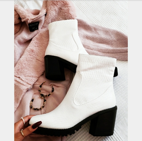 Shoes - 🚨Sleigh Ride collection// White bootie